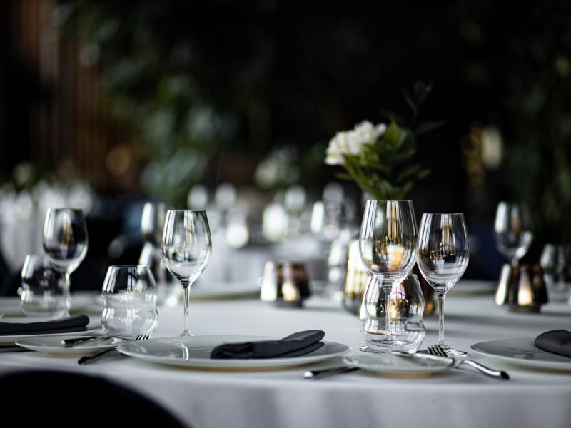 Gros plan sur une table dans une salle de bal
