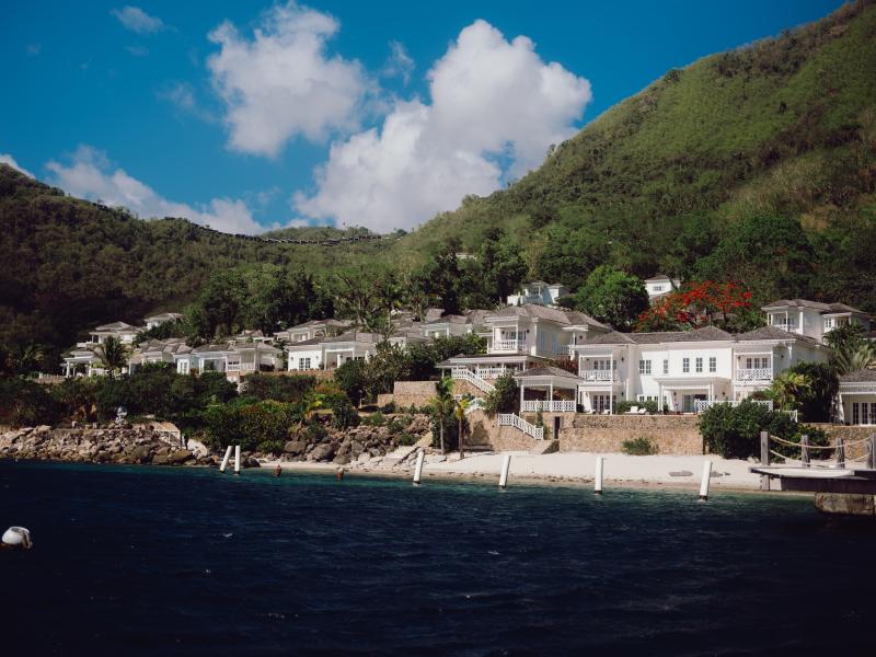 Uma vista panorâmica d Sugar Beach , na base das montanhas Piton, em Santa Lúcia